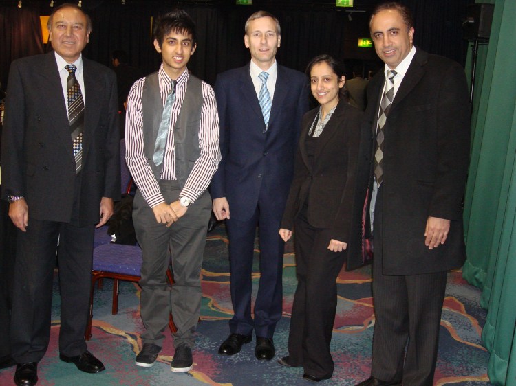 david-with-guests-002