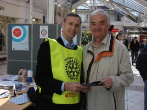 rotary-stroke-awareness-day-18apr09-0012 David helping out with Stroke Awareness Day